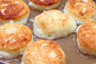 Güzel kokulu kırmızı altın kahverengi bir kabuk ile taze çilek reçeli ve ekşi krema boru sıcak şurubu curds(cheesecake) pişmiş.