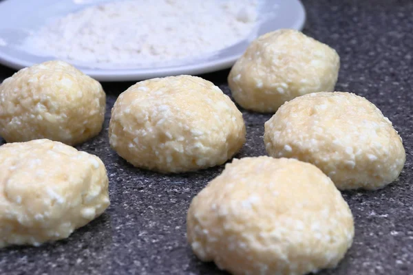 Duftende rotgoldene mit einer braunen Kruste frisch gekochter Sirupquark (Käsekuchen) mit Erdbeermarmelade und saurer Sahne. — Stockfoto