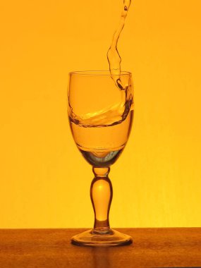 Bir cam kadehi sprey sıvı (temiz su, kırmızı şarap).