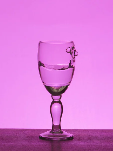 Spray líquido (água limpa, vinho tinto) de uma taça de vidro . — Fotografia de Stock