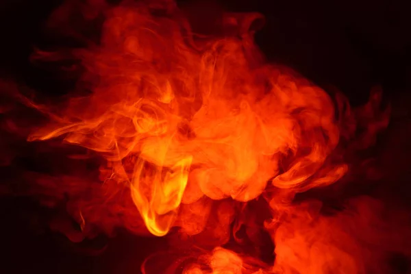 Imitazione di lampi luminosi di fiamma rosso-arancio. Sfondo di fumo colorato astratto . — Foto Stock