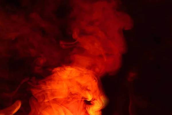 Napodobení jasných záblesky oranžově červeného plamene. Pozadí abstraktního barevného kouře. — Stock fotografie
