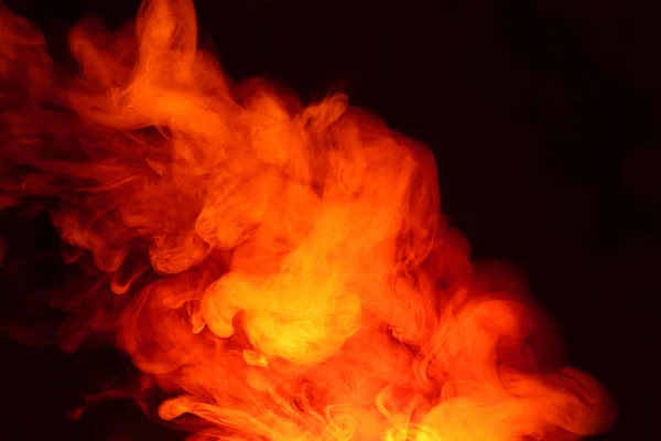 Imitazione di lampi luminosi di fiamma rosso-arancio. Sfondo di fumo colorato astratto . — Foto Stock