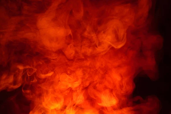 Imitation de flashs lumineux de flamme orange-rouge. Fond de fumée abstraite colorée . — Photo