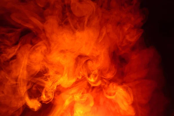 Imitazione di lampi luminosi di fiamma rosso-arancio. Sfondo di fumo colorato astratto . — Foto Stock