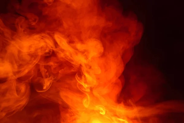 Imitazione di lampi luminosi di fiamma rosso-arancio. Sfondo di fumo colorato astratto . — Foto Stock