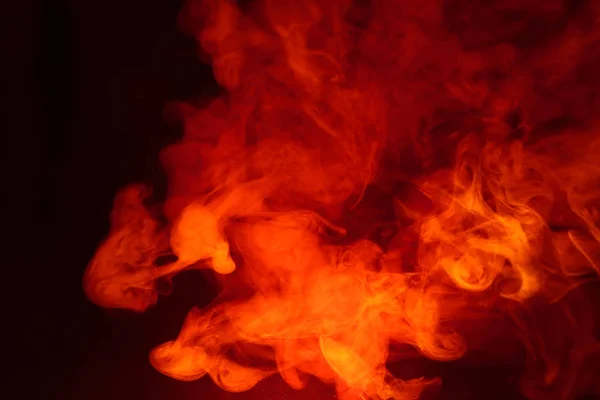 Imitazione di lampi luminosi di fiamma rosso-arancio. Sfondo di fumo colorato astratto . — Foto Stock