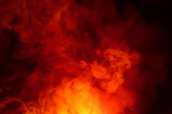 Imitation de flashs lumineux de flamme orange-rouge. Fond de fumée abstraite colorée . — Photo