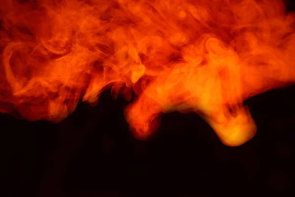 Απομίμηση φωτεινών λάμψεις πορτοκαλί-κόκκινης φλόγας. Φόντο του αφηρημένου έγχρωμου καπνού. — Φωτογραφία Αρχείου