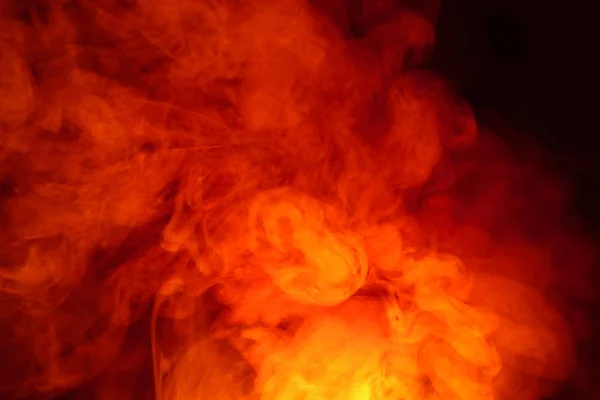 Imitazione di lampi luminosi di fiamma rosso-arancio. Sfondo di fumo colorato astratto . — Foto Stock