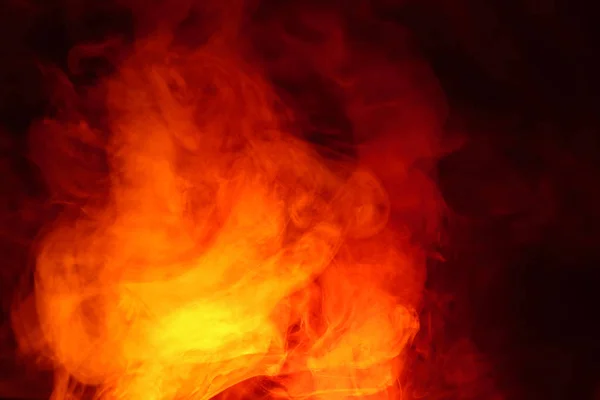 Imitazione di lampi luminosi di fiamma rosso-arancio. Sfondo di fumo colorato astratto . — Foto Stock