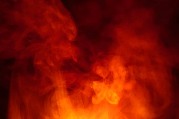 Imitazione di lampi luminosi di fiamma rosso-arancio. Sfondo di fumo colorato astratto . — Foto Stock