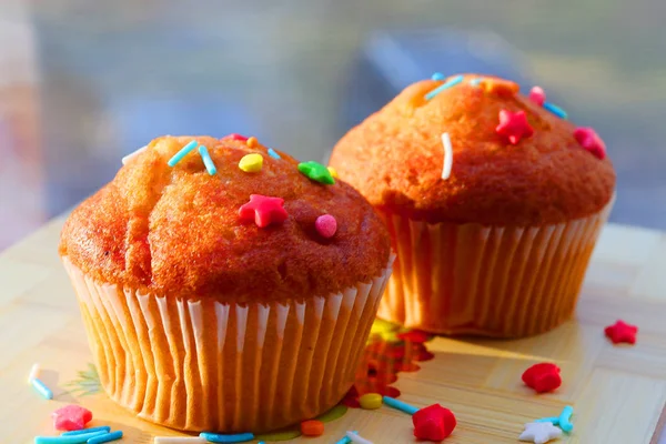 Ostermuffins mit Kondensmilch in süßem lockigem mehrfarbigem Belag. — Stockfoto