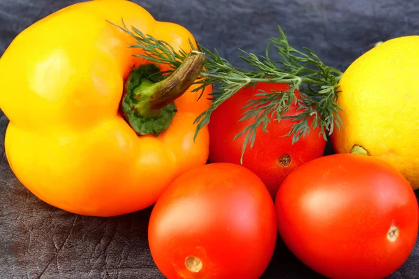 Heldere groenten en fruit (gele en oranje paprika's, rode tomaten, gele citroen, groene Dille). — Stockfoto