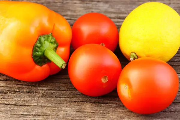 Heldere groenten en fruit (gele en oranje paprika's, rode tomaten, gele citroen, groene Dille). — Stockfoto