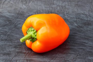 Parlak sebze ve meyve (sarı ve turuncu biber, kırmızı domates, sarı limon, yeşil dereotu).