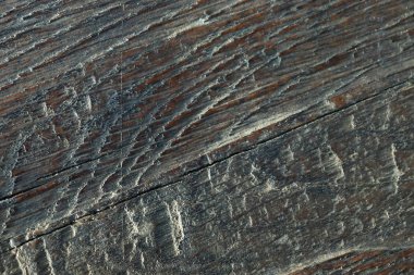 Yağmur ve kar yaşlı ve güneş ışınları kurulu doğal ahşap yapılmış yanmış.