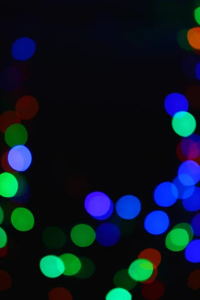 Luces de colores (guirnalda) en la oscuridad. Efecto Bokeh Iluminación festiva . — Foto de Stock