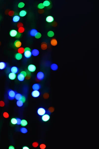 Luces de colores (guirnalda) en la oscuridad. Efecto Bokeh Iluminación festiva . — Foto de Stock