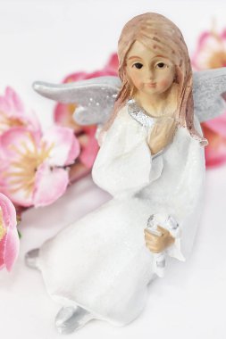 Yapay çiçekler ile söğüt dalları bir demet ile beyaz melek. 