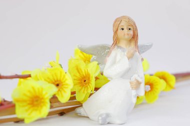 Yapay çiçekler ile söğüt dalları bir demet ile beyaz melek. 