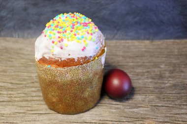 Beyaz sır paskalya pastası ve renkli tatlı topları serpme. Boyalı Paskalya yumurtaları.