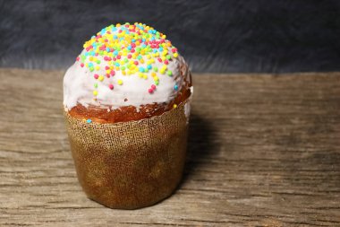 Beyaz sır paskalya pasta ve renkli tatlı topları serpme.