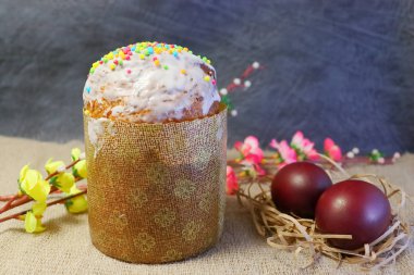 Beyaz sır paskalya pastası ve renkli tatlı topları serpme. Boyalı Paskalya yumurtaları.