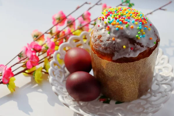 Beyaz sır paskalya pastası ve renkli tatlı topları serpme. Boyalı Paskalya yumurtaları. — Stok fotoğraf