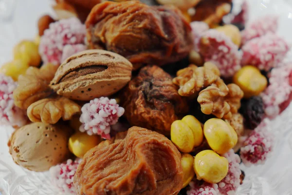 Сладкие сухофрукты и орехи в хрустальной вазе . — стоковое фото