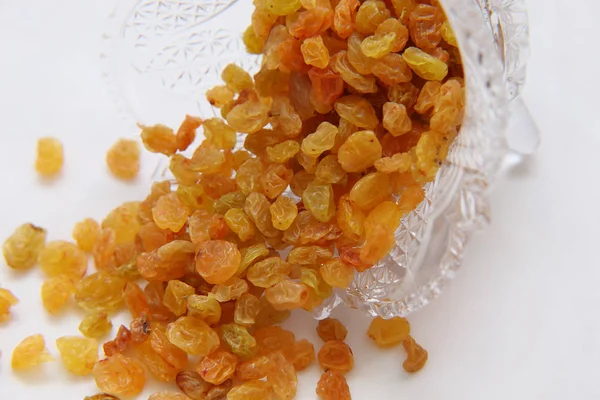 Passas amarelas doces em um vaso de cristal . — Fotografia de Stock