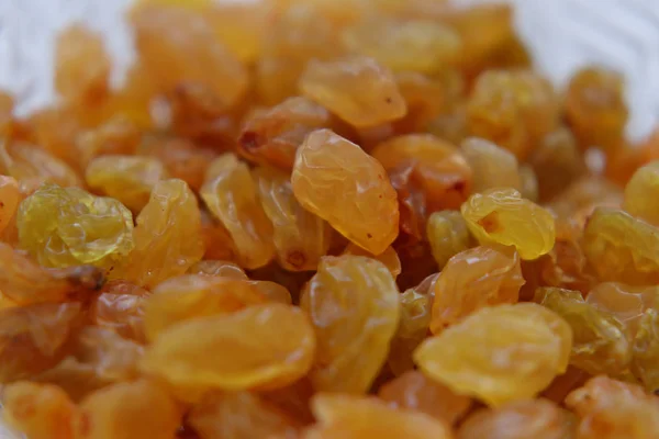 Kristal vazoda tatlı sarı kuru üzüm. — Stok fotoğraf