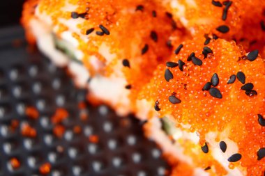 Büyük bir plan ile parlak lezzetli suşi.