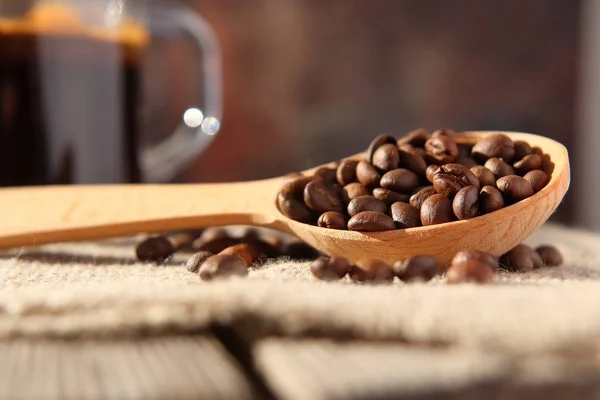 Granos tostados de café aromático natural — Foto de Stock