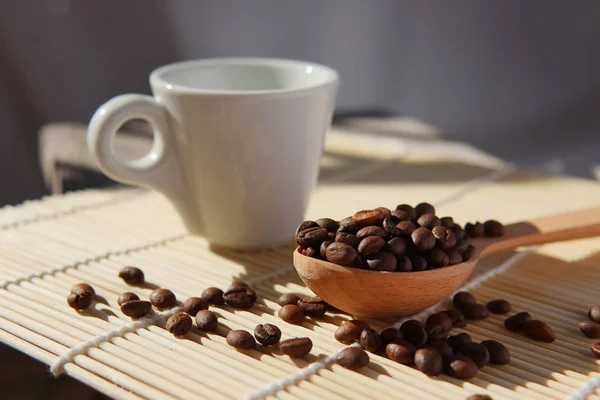 Pieczone ziarna naturalnej pachnące kawy — Zdjęcie stockowe