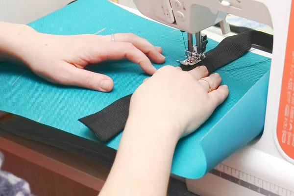 Naaister op het werk op een naaimachine. — Stockfoto