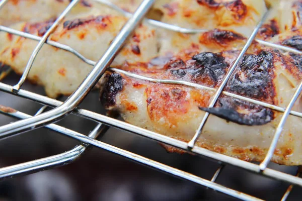 Rostige saftige Hühnerfleischstücke auf dem Grill mit knuspriger brauner Kruste. — Stockfoto