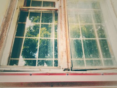 Terk edilmiş eski bir malikanenin dramatik vintage fotoğrafı. Hayaletlerle dolu bir ev. Çubuklu pencere.