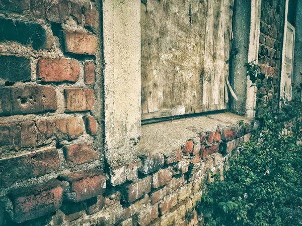 오래된 버려진 저택의 극적인 빈티지 유령과 합판으로 — 스톡 사진