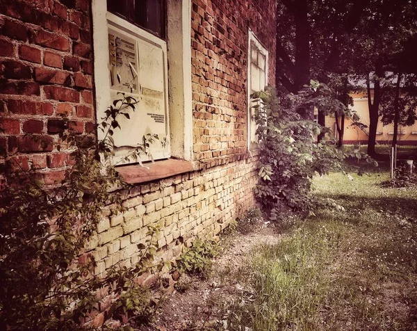 Dramatic Vintage Photo Old Abandoned Mansion House Ghosts Red Brick — Stock Photo, Image