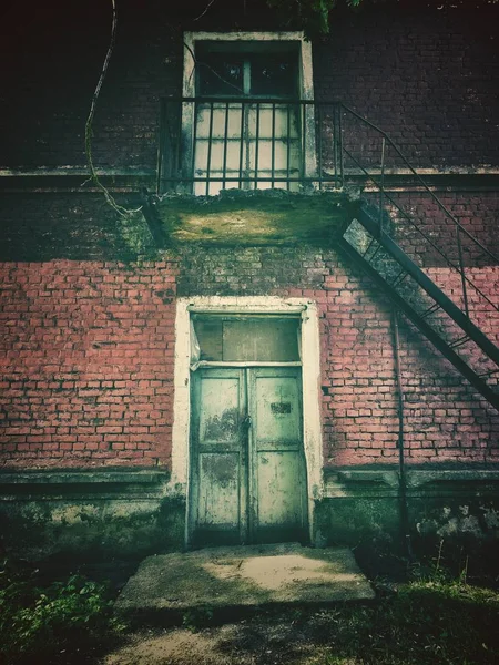 一个废弃的旧豪宅的戏剧性的复古照片 房子与鬼 — 图库照片