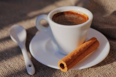 Sabah güneşinde kokulu kahve.