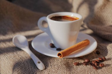 Sabah güneşinde kokulu kahve.