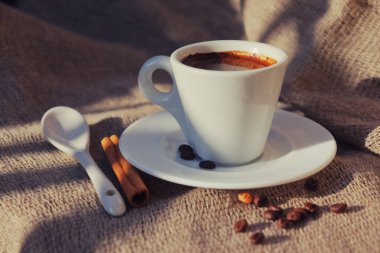 Sabah güneşinde kokulu kahve.