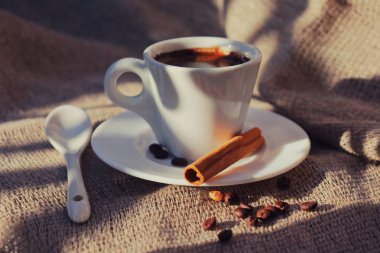 Sabah güneşinde kokulu kahve.