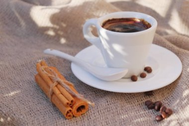 Sabah güneşinde kokulu kahve.