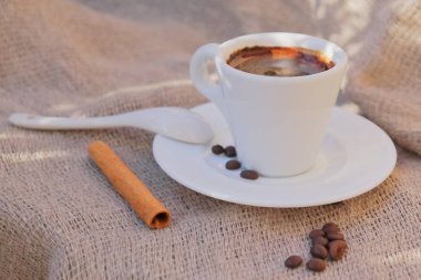 Sabah güneşinde kokulu kahve.