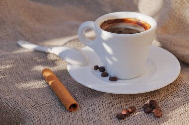 Sabah güneşinde kokulu kahve.