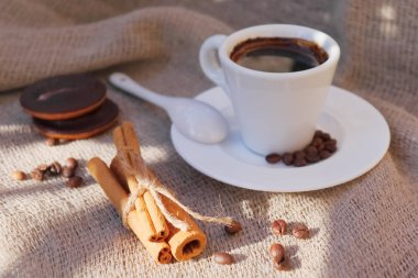 Sabah güneşinde kokulu kahve.