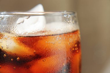 Soğuk bir içecek ile çiy damlaları ile kaplı bir bardak.